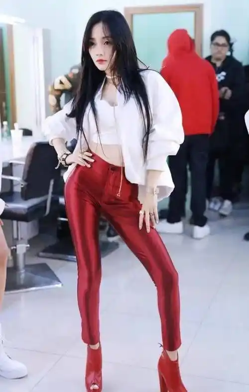 原创李小璐真敢作妖红色液体裤配高跟鞋硬凹出162cm身高