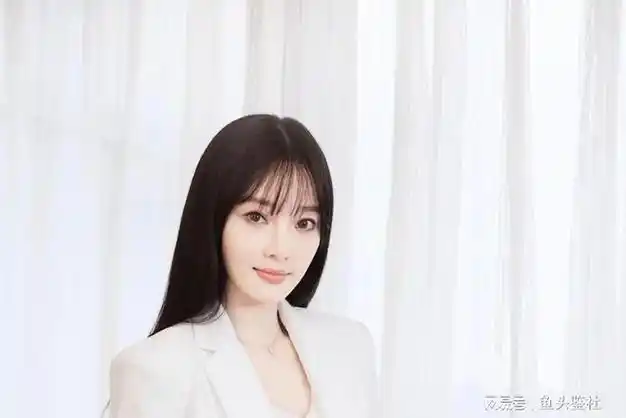 没想到,"做头发"事件才过去6年,李小璐就以"这种姿态"出现