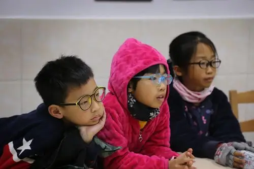 三个戴眼镜的小可爱,听课的样子好专注哦!