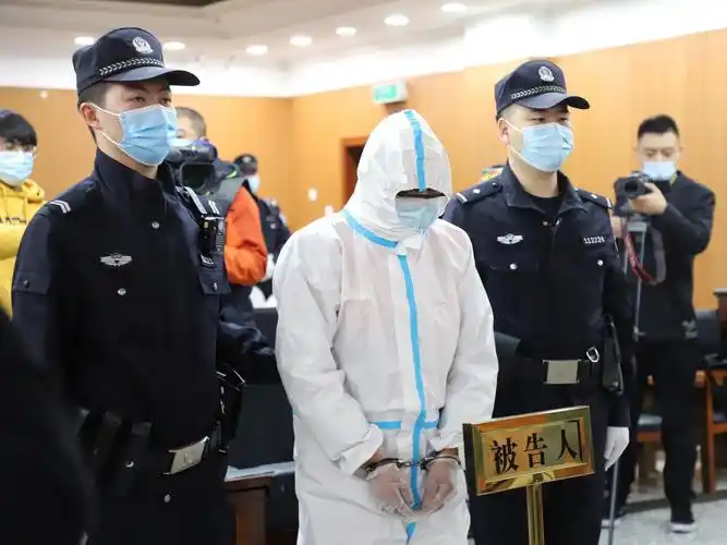 男子用塑料桶砸公交车司机获刑,系北京首例妨害安全驾驶罪案