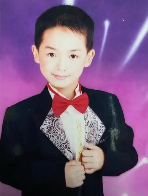 朱正廷 的@绿洲动态:#童年的回忆#哈哈哈哈哈哈哈哈在家整理小时候