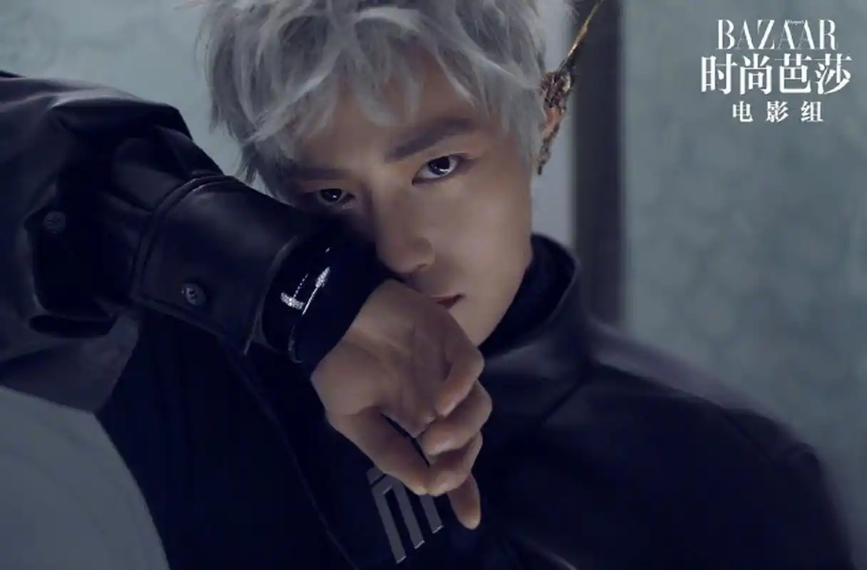 肖战《时尚芭莎》7月刊封面内页大片,犹如暗夜精灵,俊冷神秘.