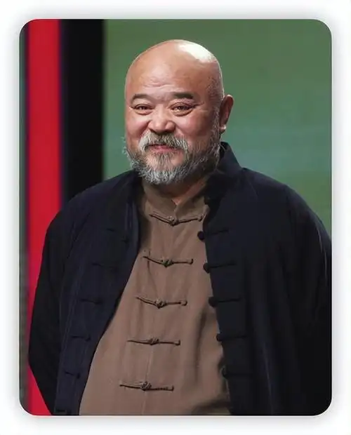 4月9日,知名演员李琦晒出自己处理大虾的视频,还问网友虾要怎么做才