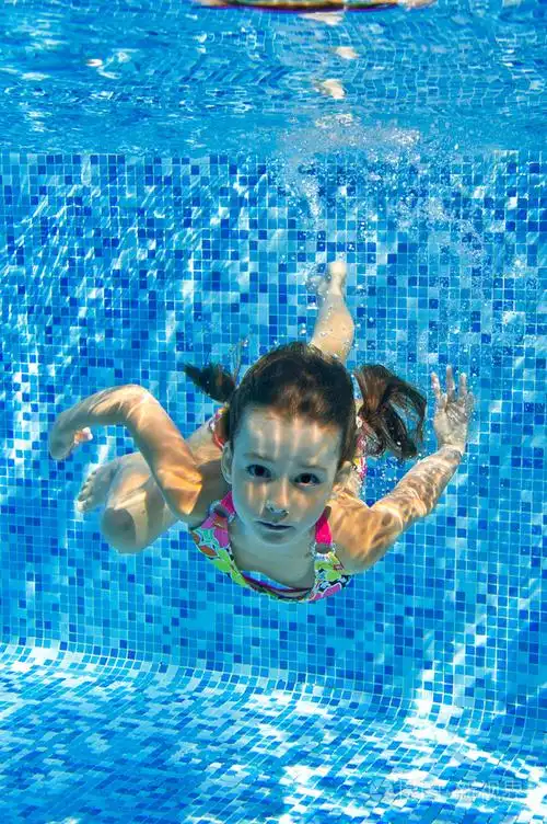 快乐活动子在游泳池中游泳水下照片-正版商用图片1cdp80-摄图新视界