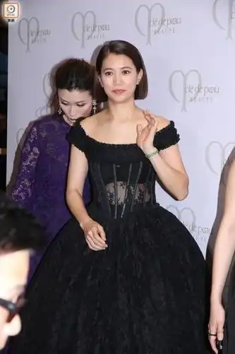 辣妈袁咏仪穿透视黑裙亮相大秀丰腴身材