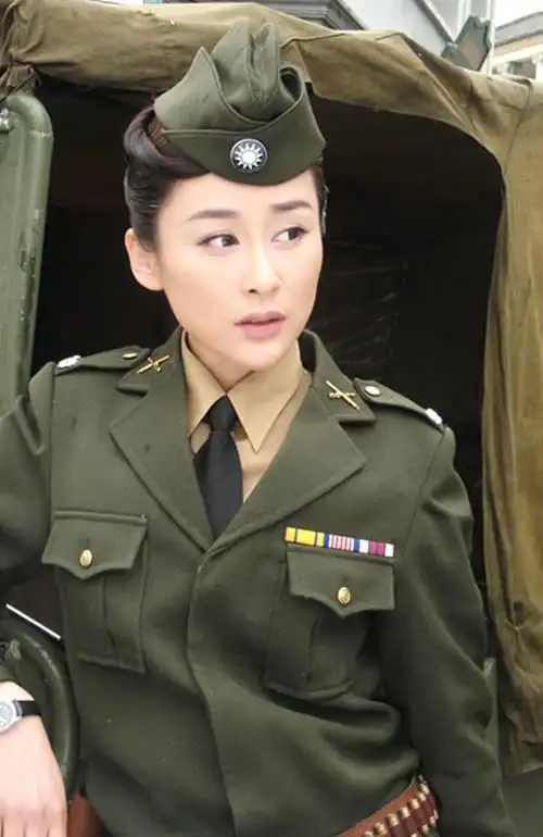 周扬剧照2011年先是与叶童,郑佩佩,元彪合作主演了古装武侠剧《咏春