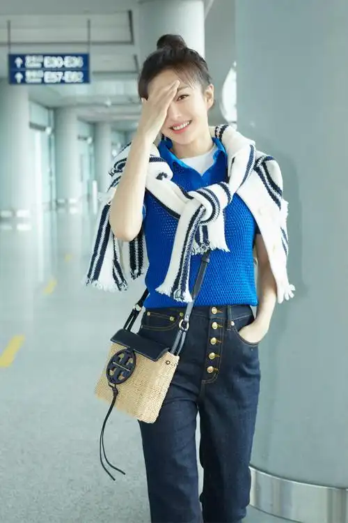 原创秦岚穿高腰裤走机场,一口气系上5颗扣子还嫌宽松,一般人就算了