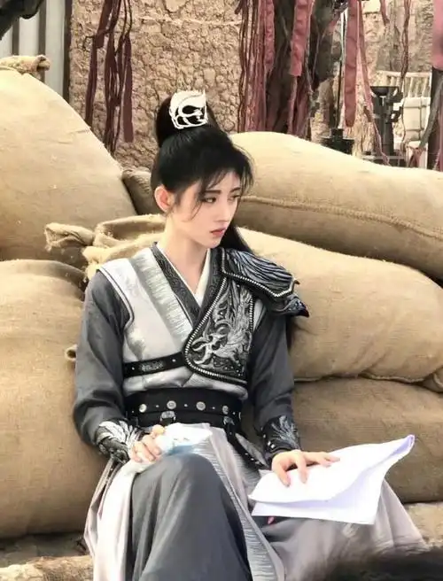 鞠婧祎花戎本月播出2年才播太难了新剧花间令热拍中