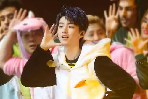 王俊凯的小虎牙合集是不是可爱过头了