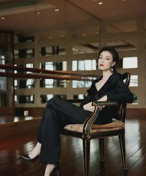 站姿坐姿,导致脖颈其实是明显前倾的,但在倪妮身上压根看不到这种状况