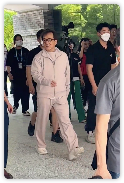 成龙参加毕业典礼,坐90万豪车挥手获追捧,头发稀疏被指成地中海