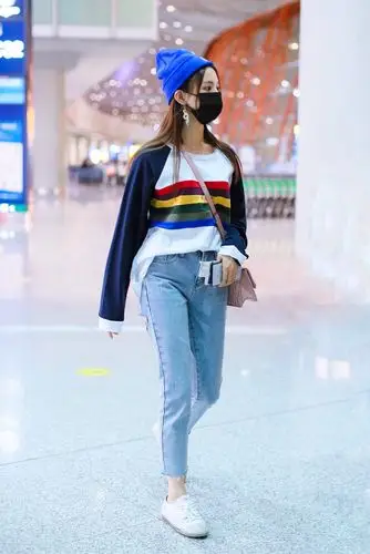 杨超越彩虹t牛仔裤还戴了毛线帽,你还敢再嫩点吗