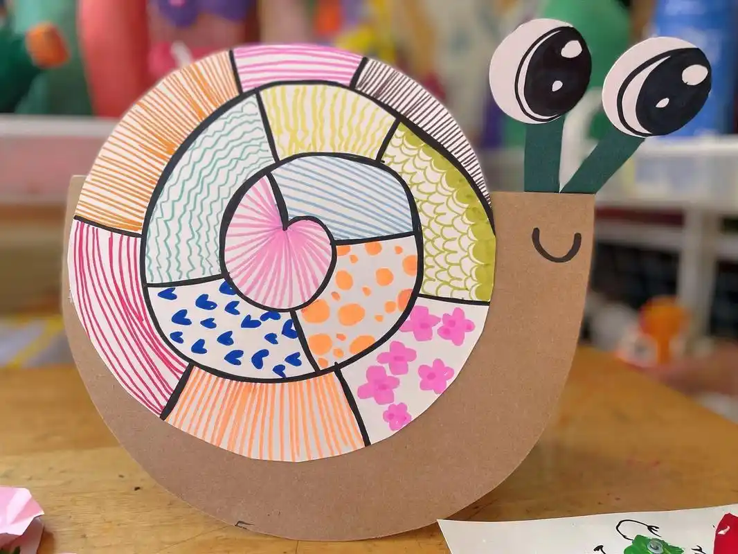 小班创意儿童画《有趣的蜗牛🐌》 ✨1,画出可爱的的蜗牛🐌造型