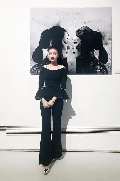 万美汐亮相毁视觉摄影展三婶戏外年轻腿长时髦精