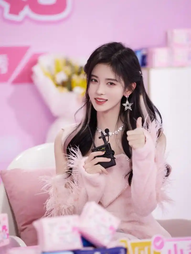 鞠婧仪粉色挂耳染发型 pink女孩超甜 鞠婧祎20211127品牌直播活动造型