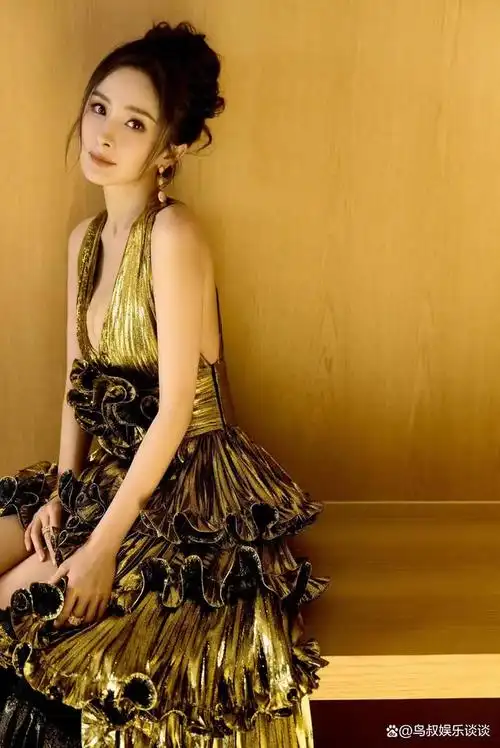 杨幂身着某2020秋冬高级定制礼服亮相雅诗兰黛三亚活动.