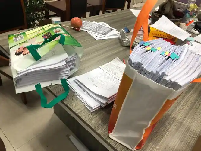 这一摞摞资料,这都是我们用时间一点一点争取来的