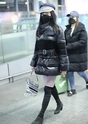 张韶涵的腿不能再细了穿长筒靴一直往下掉纸片身材无疑了