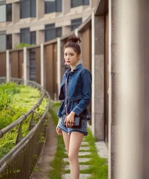 古力娜扎征战戛纳,私服帅气礼服美艳,身穿透视吊带裙优雅又性感