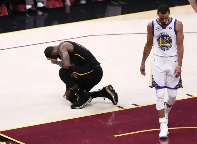 詹姆斯单膝跪地!总决赛被横扫颜面尽失!超越乔丹只有一种选择