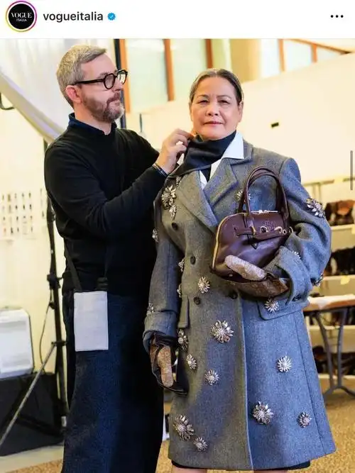 她71岁出道当时尚博主给miumiu走秀震撼巴黎