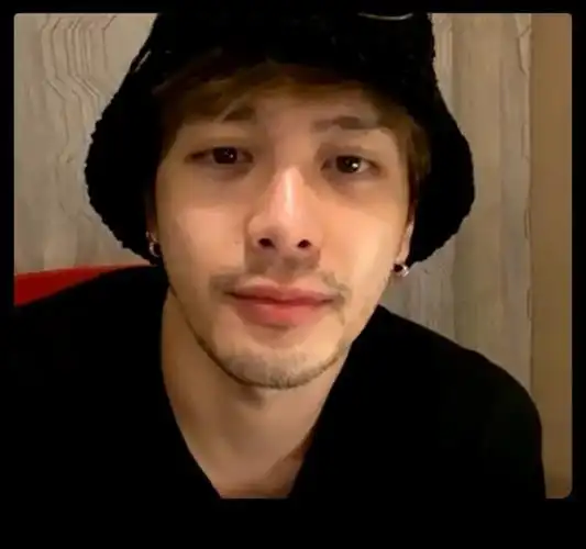 王嘉尔的胡子能否半永久