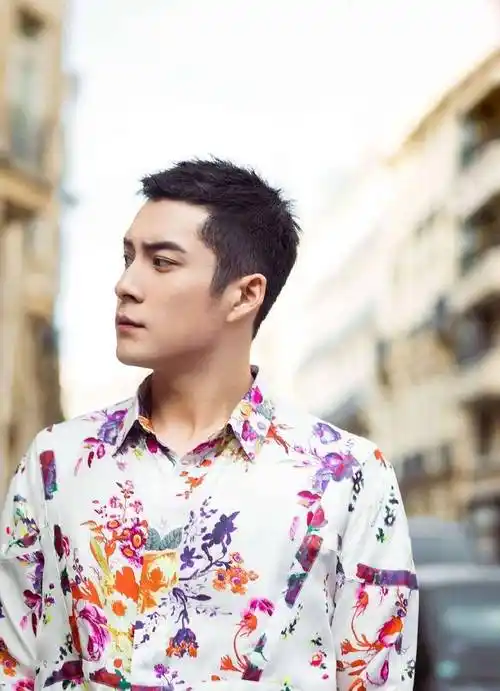 韩东君一直被误认为是30多岁,看他穿衬衫的样子,才发现真年轻_男人