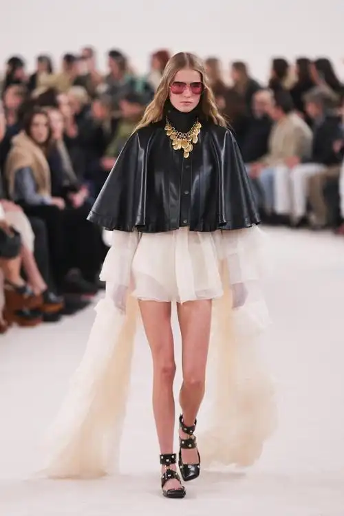 巴黎时装周——蔻依品牌时装秀_腾讯新闻