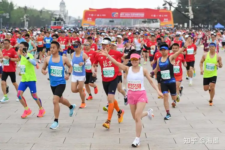 如何看待4月14日 2024北京半程马拉松黑人运动员主动减速让何杰夺冠?