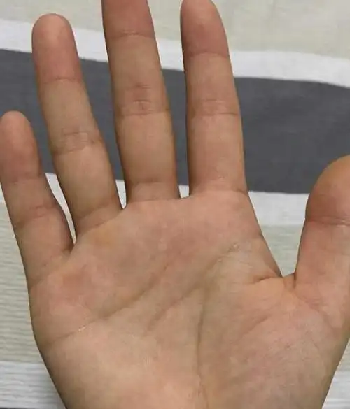 有凤眼纹的女人