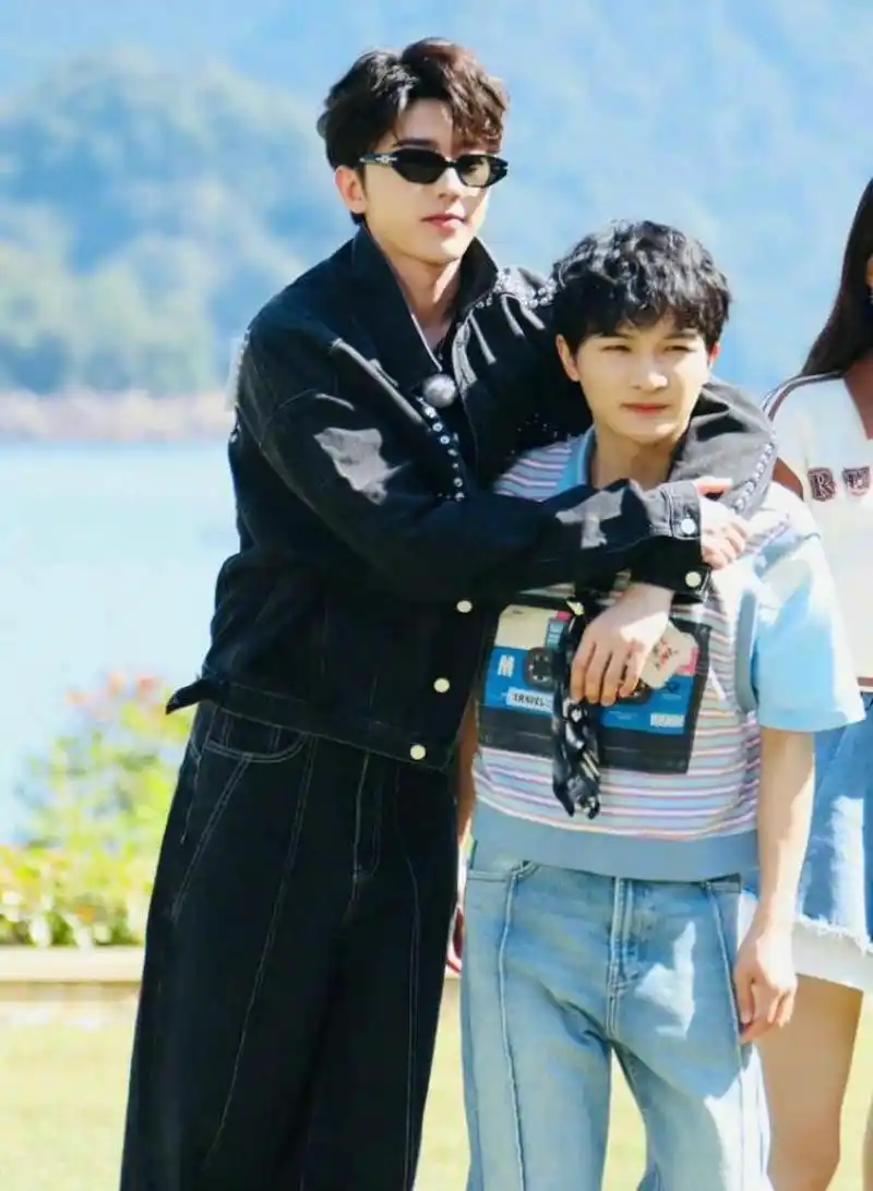 蔡徐坤vs周深,偶像派和实力派的碰撞,两人形成的最萌身高差也太可爱了