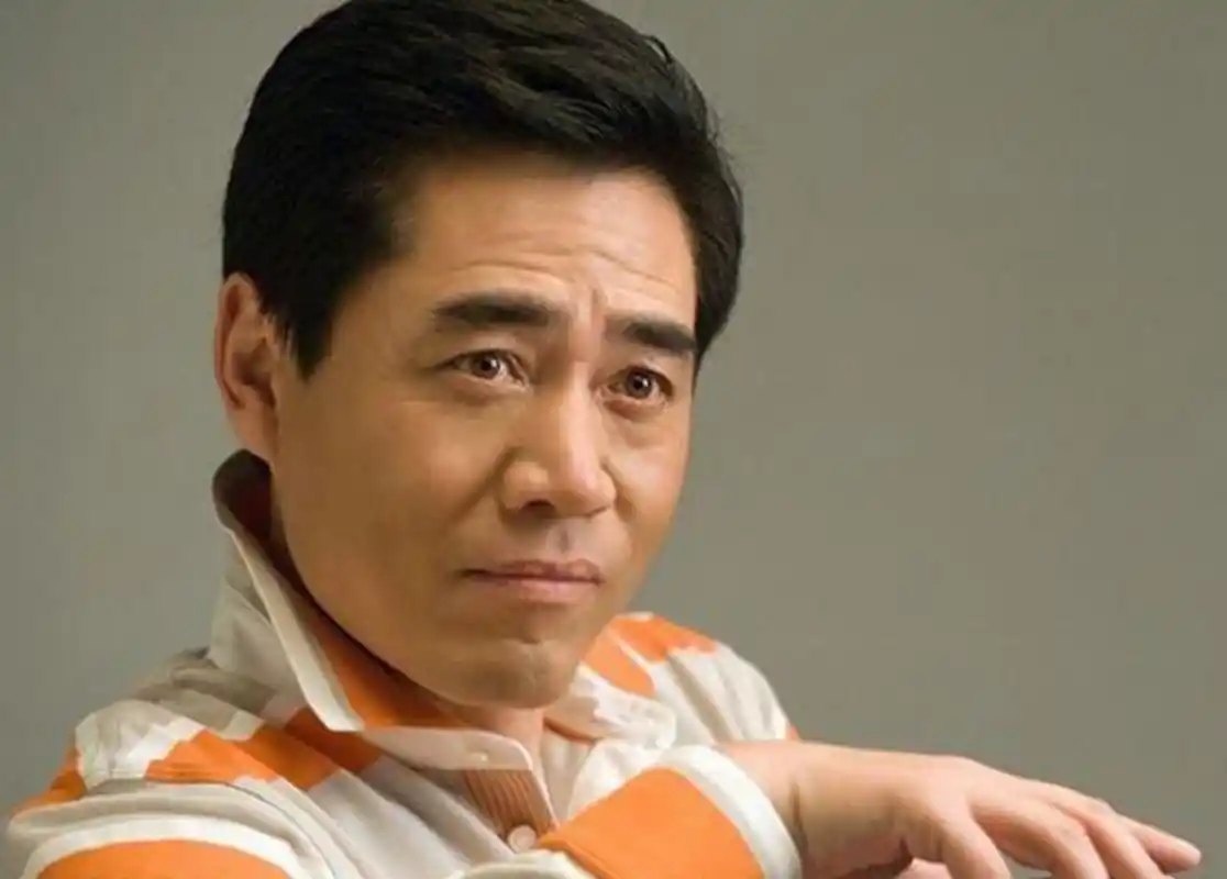 1956年,陈宝国出生在北京一个普通家庭.