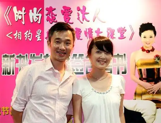 倪琳于1973年出生于上海,而君妮于1974年10月出生于四川自贡.