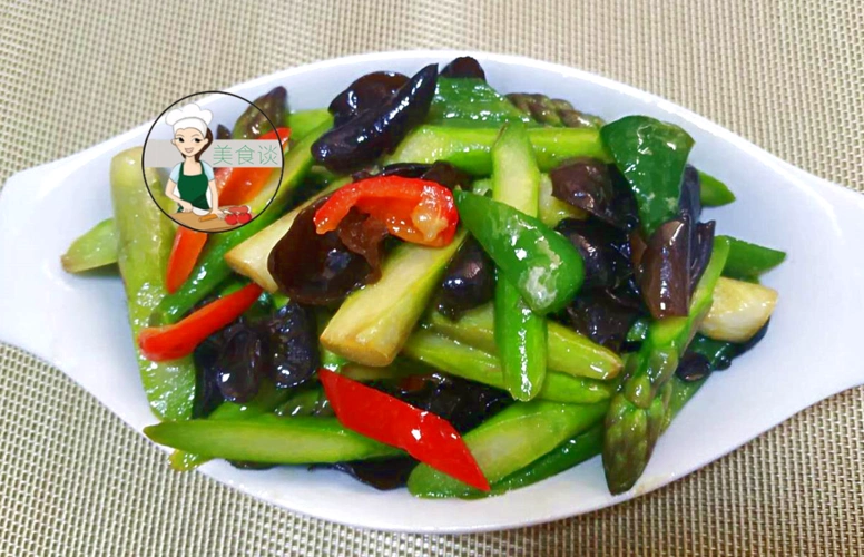 这里分享一道适合夏季减肥吃的晚餐小炒菜:杂蔬炒芦笋,这道菜里用到的
