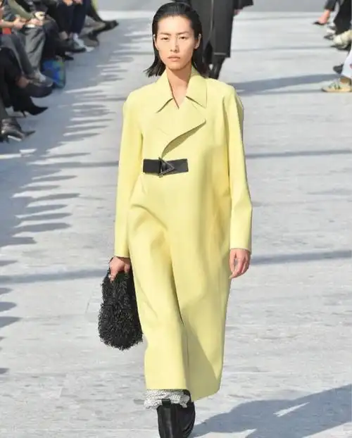 超模刘雯时装周连走9场秀霸归来t台风采不减素颜出镜美炸天