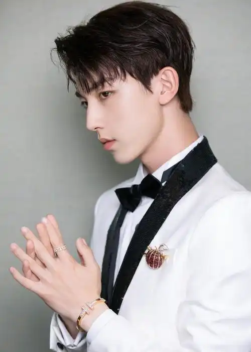 郭俊辰白色西装儒雅绅士魅力图片