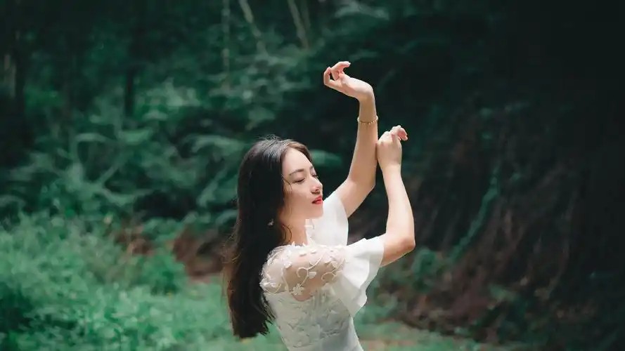 森系美女唯美4k桌面壁纸壁纸