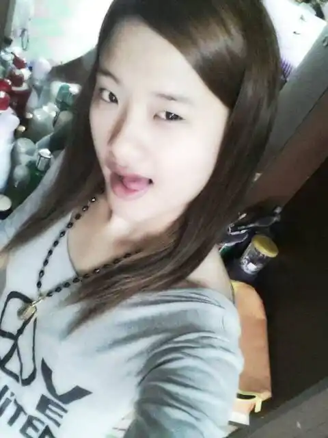 女生自拍照,8张最好是同一个人,谢谢