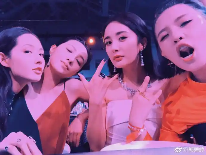 杨幂闺蜜照时代姐妹花关系是真好