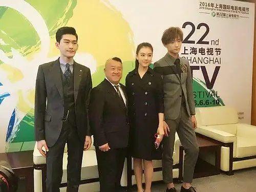 何润东助阵上视节新剧见面会张翰曝向曾志伟学表演