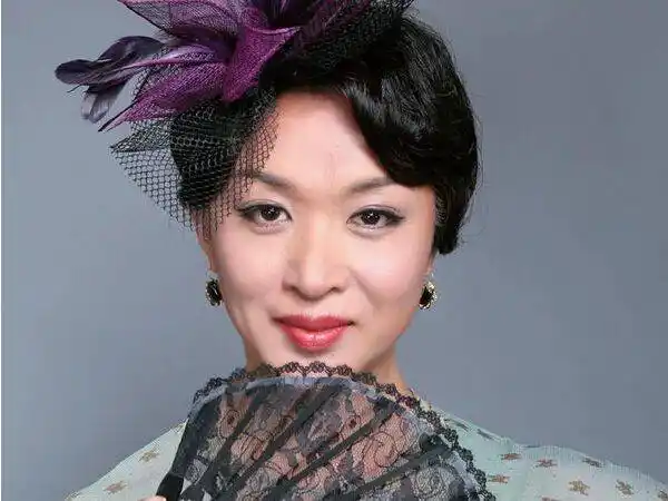 有种"整容"叫金星年轻时,穿上军装的那一刻,man到不敢认!