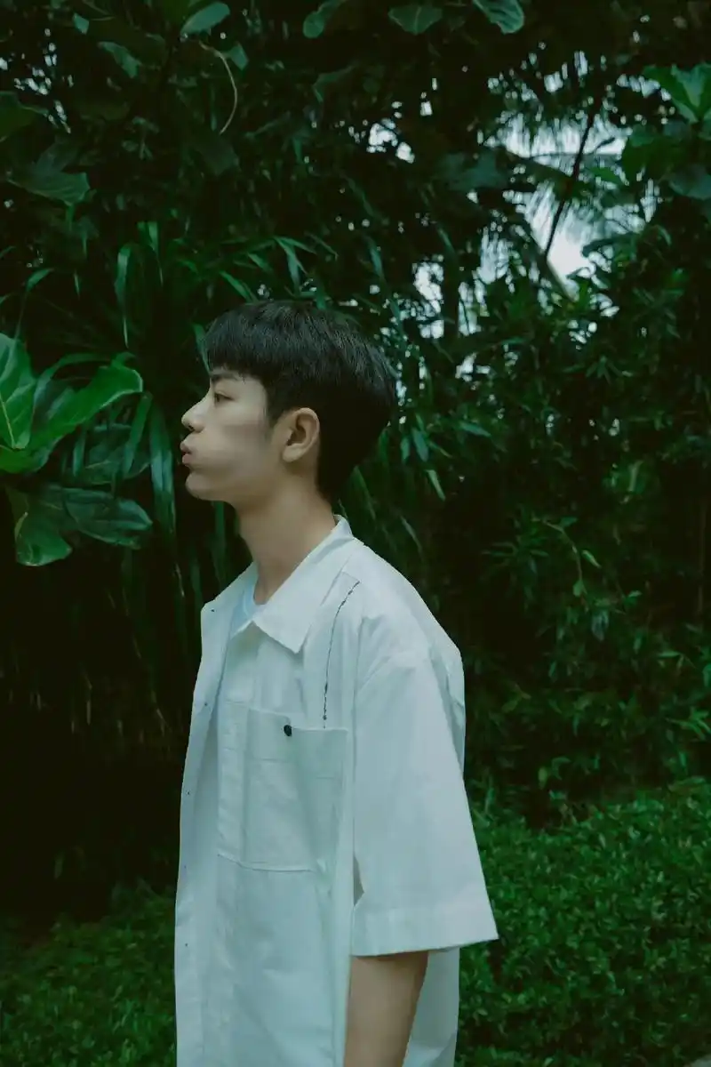 肖战海边写真 新鲜的大帅哥来啦  - 抖音