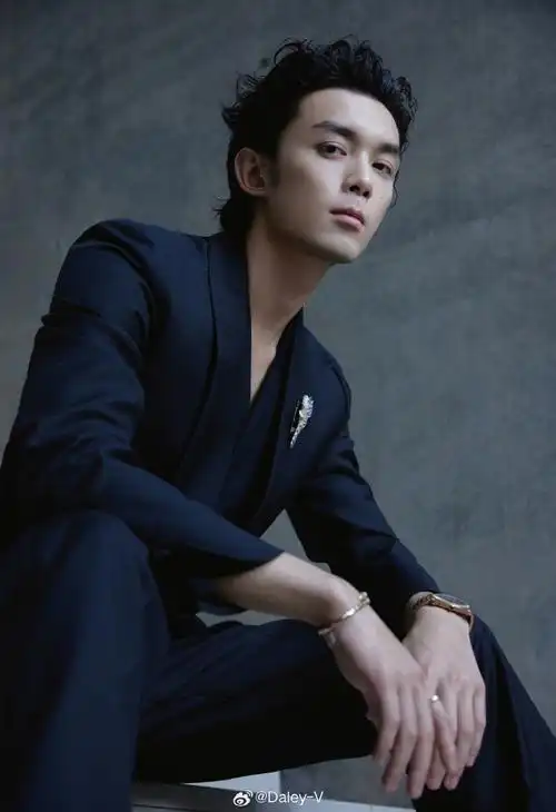 吴磊身穿zegna佩戴bvlgari serpenti高级珠宝出席今日活动,经典西装