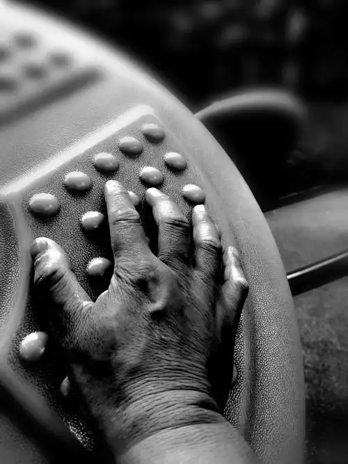 露一手 手机黑白摄影 手部特写