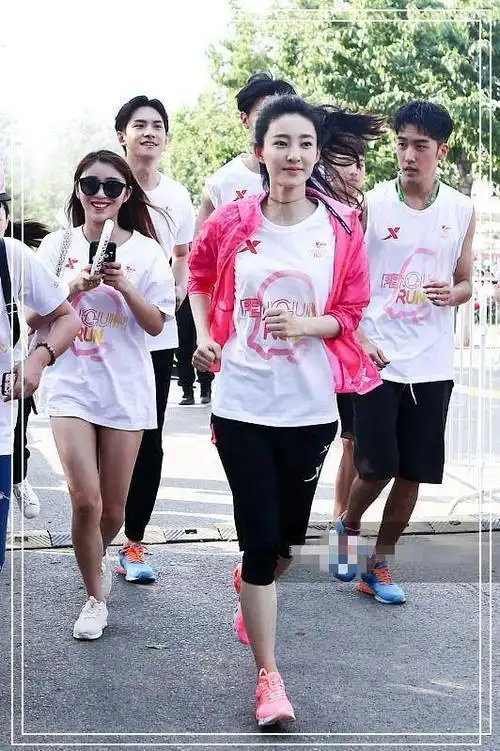 王丽坤又乱穿衣?167身高秒变130,网友:颜值再高也掩不住小短腿