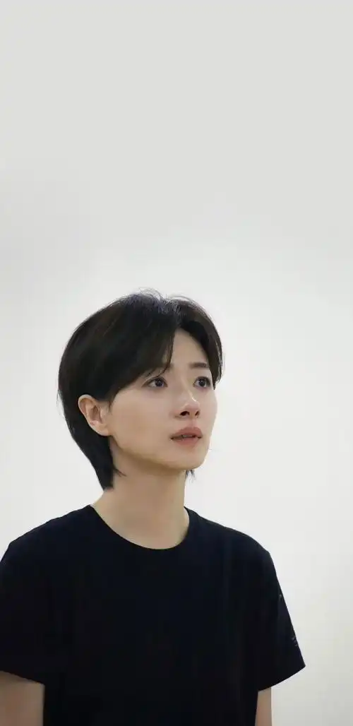 41岁的万茜剪了短发后少年感爆棚像是20岁的小姑娘