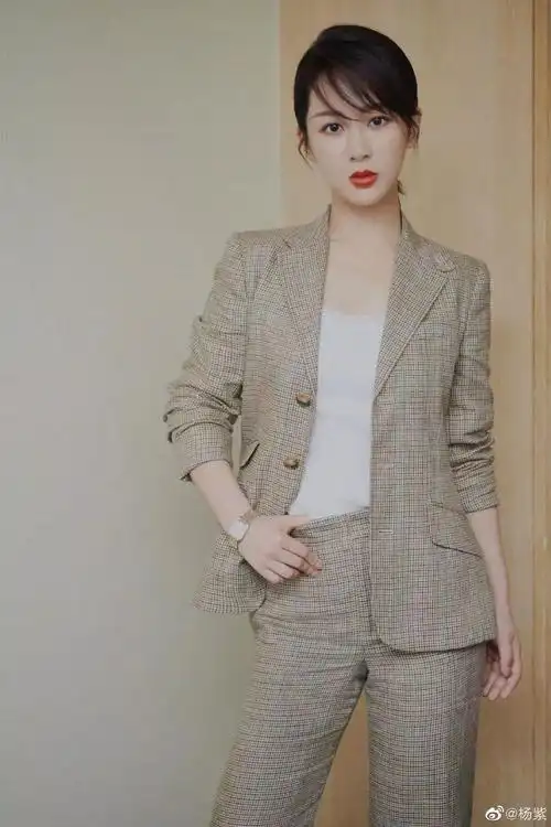 27岁杨紫大换风格,一字肩长裙优雅又气质,西装配马尾太惊艳