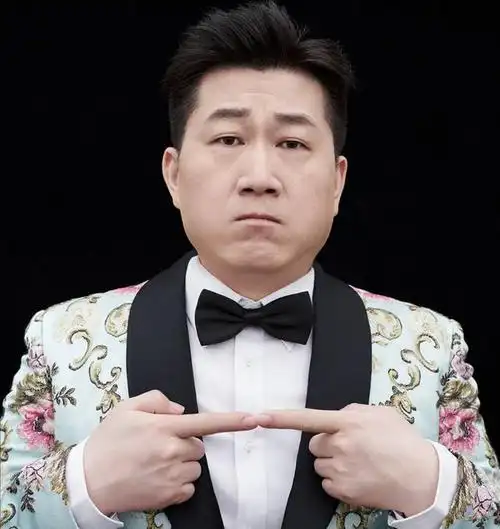 张鹤伦录节目太拼,一个大马趴,波棱盖儿卡秃噜皮了