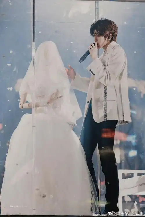 蔡徐坤的木偶婚纱舞台表现非常出色,这一舞台表演不仅视觉效果震撼