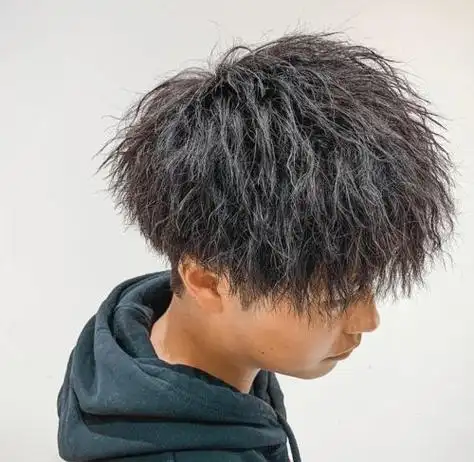 锡纸烫是一种非常流行的烫发方式,它可以给头发带来自然,柔顺的卷度